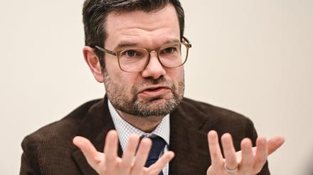 Marco Buschmann (FDP), Bundesminister der Justiz, redet bei einem dpa-Interview.