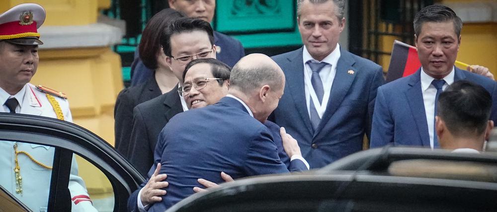 Bundeskanzler Olaf Scholz (SPD) wird von Pham Minh Chinh (l), Premierminister der Sozialistischen Republik Vietnam, mit militärischen Ehren empfangen. Vietnam ist der erste Stop des Bundeskanzlers auf dem Weg zum G20-Gipfel.