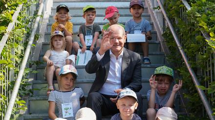 Bundeskanzler Olaf Scholz (SPD) beim Besuch der Potsdamer Kita „Springfrosch“ im Ortsteil Golm.