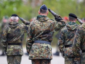Reservisten salutieren bei einem Appell in der Fürst-Wrede-Kaserne. 