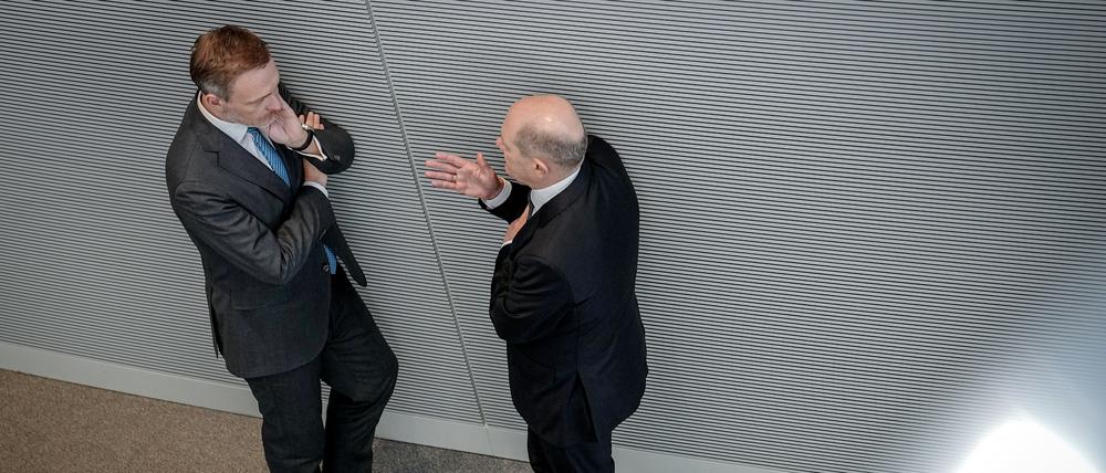 Bundesfinanzminister Christian Lindner (FDP, links) und Bundeskanzler Olaf Scholz (SPD) im Gespräch.