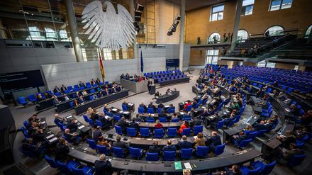 ARCHIV - 30.01.2024, Berlin: Die Parlamentarier verfolgen die Debatte zum Auftakt der Haushaltswoche. Die Ampel-Fraktionen wollen die gesetzlichen Bestimmungen für die Bestechung oder Bestechlichkeit von Abgeordneten verschärfen. 