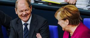 Es war einmal: Merkel und Scholz auf einer Regierungsbank.