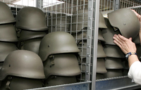 Tausende Helme wurden bislang in die Ukraine gebraucht. Foto: Frank May/dpa