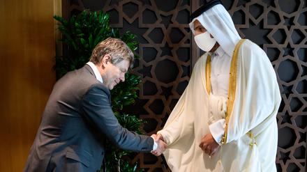 Kotau in Katar? Robert Habeck, Bundesminister für Wirtschaft und Klimaschutz, und Scheich Mohammed bin Hamad bin Kasim al-Abdullah Al Thani, Minister für Handel und Industrie von Katar, 2022 am Persischen Golf. 