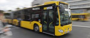 Ein Bus fährt am Zoologischen Garten in Berlin vorbei.