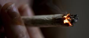 Eine Person raucht einen Joint (Archivbild vom 20.02.2024).