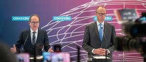 Alexander Dobrindt (CSU), erster stellvertretender Vorsitzender der Unionsfraktion, und Fraktionschef Friedrich Merz (CDU) bei einem Termin im November.