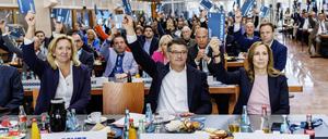 CDU-Fraktionsvorsitzende Ines Claus, Ministerpräsident Boris Rhein und Landtagspräsidentin Astrid Wallmann votieren für den Koalitionsvertrag ihrer Partei mit der SPD in Hessen.