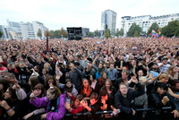  Chemnitz: Zuschauer stehen während des Konzerts unter dem Motto «#wirsindmehr» auf dem Parkplatz vor der Johanniskirche. Auch in Potsdam soll nun eine Musikveranstaltung als Zeichen gegen Rassismus stattfinden.  Foto: Sebastian Willnow/dpa