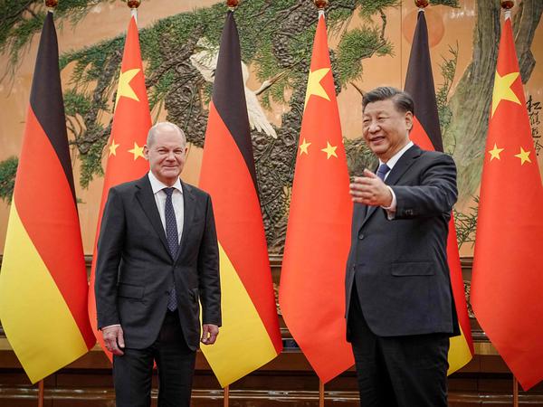 Freitag Peking, Samstag Neukölln: Mit Spannung wird erwartet, was Kanzler Olaf Scholz (links) den Delegierten beim kleinen SPD-Parteitag aus China zu berichten hat. 
