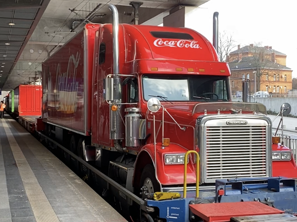 Die Coca-Cola-Weihnachtstour kommt neuerdings auf Schienen.