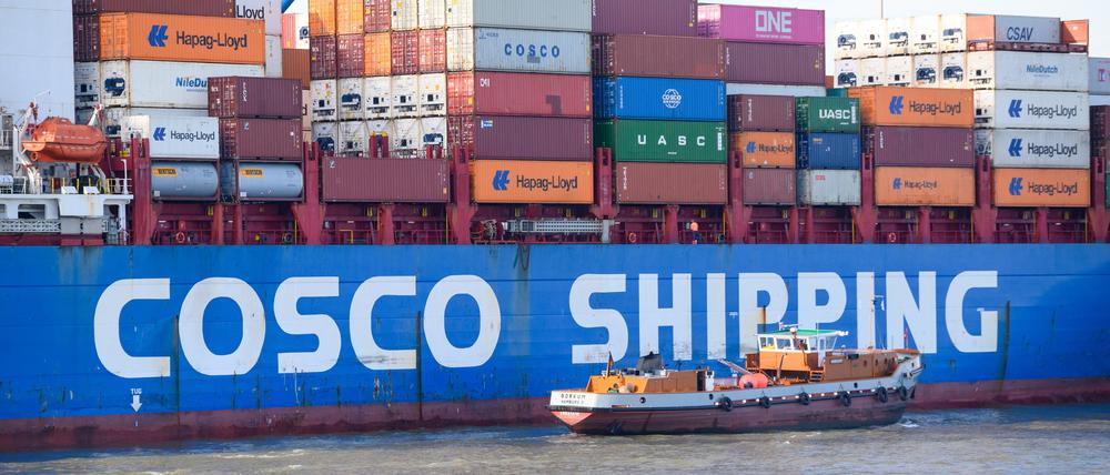 Die weltweit viertgrößte Containerreederei aus China darf sich im Hamburger Hafen beteiligen.