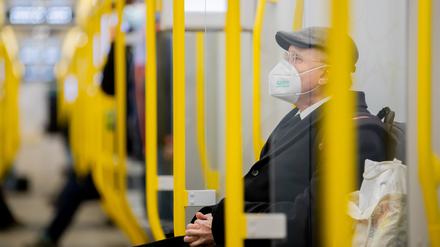 Ein Mann sitzt mit FFP2-Maske in der U-Bahn. (Symbolfoto)
