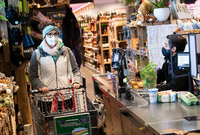 Einkauf im Supermarkt ist in Brandenburg ab Samstag nur noch mit FFP2-Schutzmaske oder medizinischen OP-Masken erlaubt. Foto: Sven Hoppe/dpa (Symbolbild)