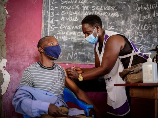 Ende 2021 plante der Westen die dritte Impfung, während in Afrika weiter Impfdosen fehlten.