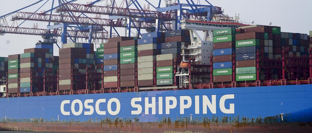 Ein Containerschiff der chinesischen Konzerns Cosco am Hamburger Terminal Tollerort.