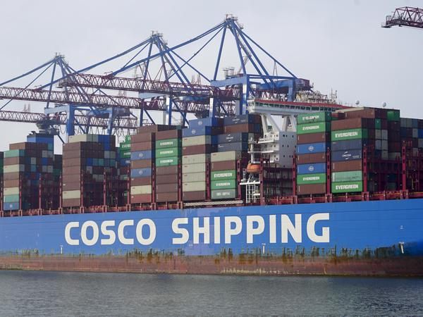 Ein Containerschiff der chinesischen Staatskonzerns Cosco am Hamburger Terminal Tollerort.