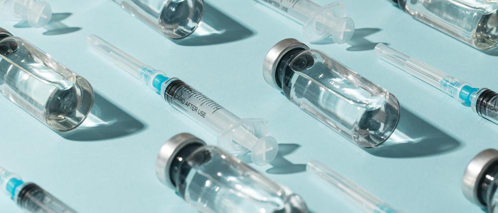 Deutschland bekommt durch abgeschlossene Verträge weiterhin Millionen neue Vakzine. Doch der Impfstoff wird kaum noch gebraucht.