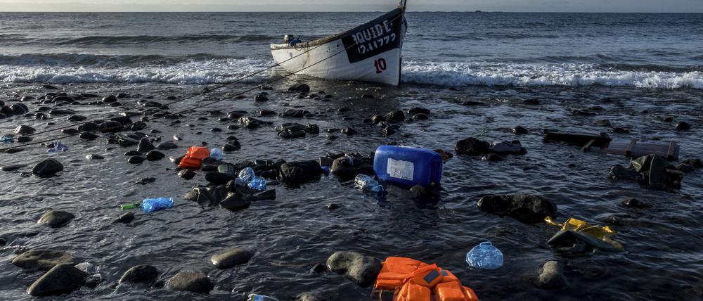 Ein Holzboot, mit dem Flüchtlinge aus Marokko über den Atlantischen Ozean gefahren sind, liegt an der Küste der Kanarischen Inseln. Das Europaparlament hat grünes Licht für die umstrittene Asylreform gegeben. 