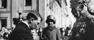 Das Foto von Theo Eisenhart gewann ikonografische Bedeutung, zeigt aber nur, wie sich Hitler nach dem Staatsakt in der Potsdamer Garnisonkirche von Hindenburg verabschiedet.