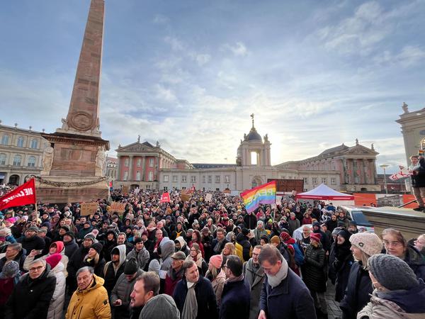 Tausende Menschen strömten am Sonntag zu der Demonstration auf dem Alten Markt.