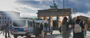 Einsatzfahrzeuge der Polizei stehen am Brandenburger Tor in Berlin.