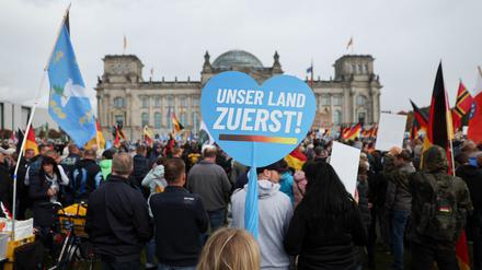 „Unser Land zuerst“ – Wirtschaftsverbände haben Zweifel, ob solche AfD-Slogans gut sind für die deutsche Wirtschaft.