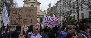 Eine Abtreibungsbefürworterin hält Schilder mit der Aufschrift «Mein Körper, meine Gebärmutter, meine Entscheidung» und «Nie wieder» während einer Demonstration für Abtreibungsrechte vor der Universität La Sorbonne. 