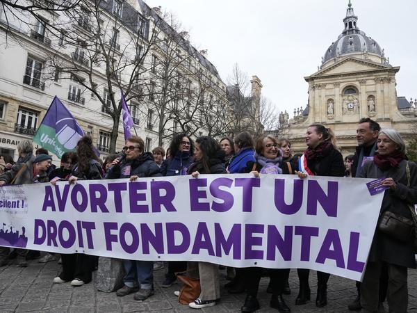 Abtreibungsbefürworter halten ein Transparent mit der Aufschrift «Abtreibung ist ein Grundrecht» während einer Demonstration für Abtreibungsrechte vor der Universität La Sorbonne. 