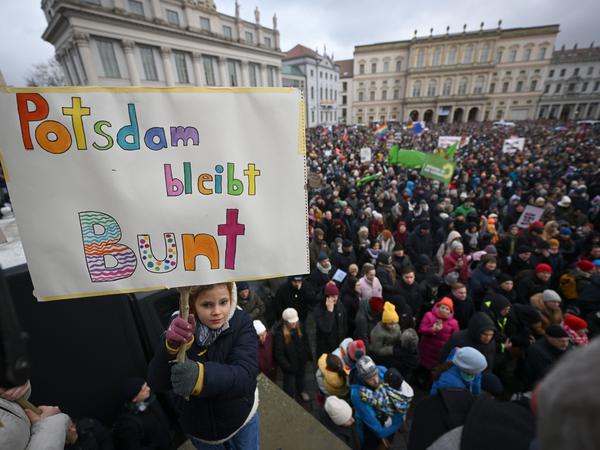 „Potsdam bleibt bunt“: Tausende Menschen stellten sich am Sonntag in der Landeshauptstadt gegen rechte Umtriebe.