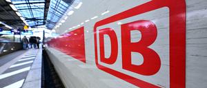 Das DB-Logo an einem ICE im Erfurter Hauptbahnhof während des bundesweiten Warnstreiks bei der Deutschen Bahn. 