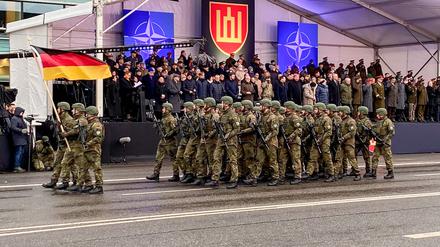In Litauen haben rund 150 Soldaten und ein Dutzend Kampffahrzeuge der Bundeswehr am Samstag an einer Militärparade in Vilnius teilgenommen.