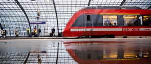 Ein Regionalzug fährt am Berliner Hauptbahnhof ein. Mehrere Verbände appellieren vor der Ministerpräsidentenkonferenz (MPK) mit Bundeskanzler Scholz für die Fortführung des Deutschlandtickets (Archivfoto)