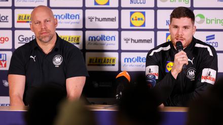 Kapitän Johannes Golla (rechts) bedauert die Trennung des Verbandes von DHB-Vorstand Axel Kromer (links) zum Jahresende.