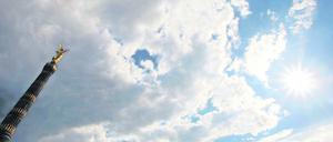 Unter einem Sonne-Wolken-Mix strahlt Victoria, die von den Berlinern genannte "Goldelse", am Donnerstag (16.08.2007) auf der Siegessäule in Berlin golden. Am kommenden Wochenende ziehen laut Meteorologen zwar einige Wolkenfelder vorüber, mit Regen ist aber nur selten zu rechnen. Trotz Sonnenschein sollen die Temperaturen erst am Sonntag auf sommerliche Werte steigen. Foto: Rainer Jensen dpa/lbn +++(c) dpa - Bildfunk+++