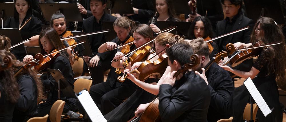Die Junge Deutsche Philharmonie am 19. März 2024 in der Berliner Philharmonie. 