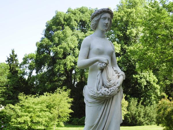 Die Flora-Statue im Marly-Garten, hier noch unbeschädigt auf ihrem Sockel.