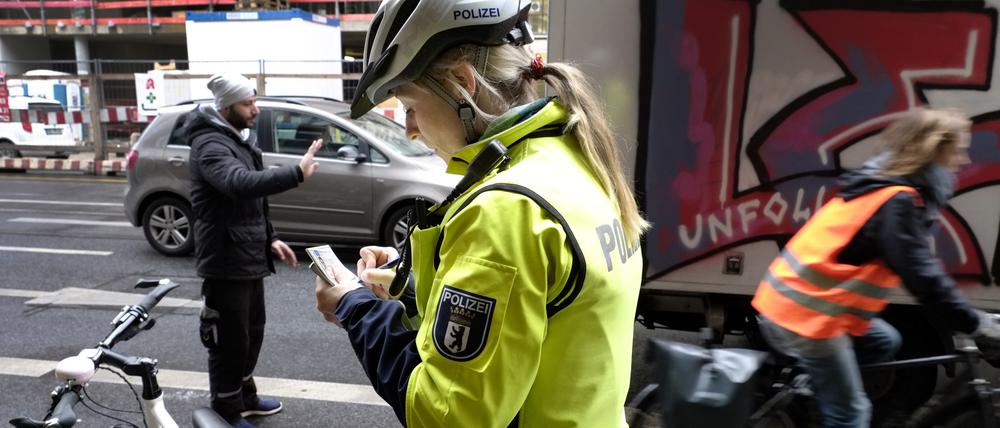 Eine Polizistin der Berliner Fahrradstaffel im Einsatz.