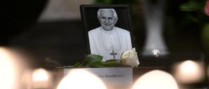 Der emeritierte Papst Benedikt XVI. ist am 31. Dezember im Alter von 95 Jahren im Vatikan gestorben.