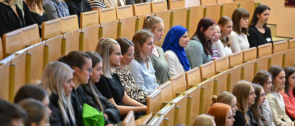 Die neuen Studenten für das «Lehramt Primarstufe» an der Brandenburgischen Technischen Universität Cottbus-Senftenberg (BTU) sitzen zur Begrüßung in einem Hörsaal. 