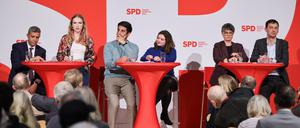 12.03.2024, Berlin: Raed Saleh (SPD, l-r), Luise Lehmann (SPD), Kian Niroomand (SPD), Jana Bertels (SPD), Nicola Böcker-Giannini (SPD), und Martin Hikel (SPD), sitzen gemeinsam auf einer Bühne. Die drei Bewerberduos für den Landesvorsitz der Berliner SPD stellen sich den Mitgliedern vor.