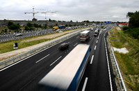 Die Autobahn bei Michendorf kann jetzt auf acht Spuren mit 120 Stundenkilometern befahren werden. Foto: dpa