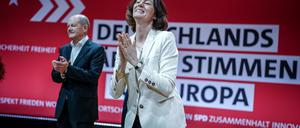 Bundeskanzler Olaf Scholz (SPD) gratuliert Katarina Barley zur Wahl als Spitzenkandidatin für die Europawahl bei der Europadelegiertenkonferenz der SPD.