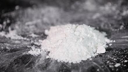 Ein Teil eines großen Kokainfunds wird bei einer Pressekonferenz von der Polizei gezeigt.