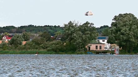 Auf dem Fahrländer See kenterte ein Kite-Surfer (Symbolbild)
