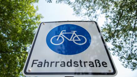 Ein Schild „Fahrradstraße“.