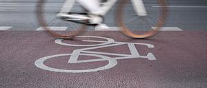 ILLUSTRATION - Fahrradfahrer fahren auf einem Radweg in Berlin-Friedrichshain. (zu dpa: «Pk Allianz pro Schiene, ACE Auto Club Europa und Allgemeiner Deutscher Fahrradclub zur Verkehrspolitik der Regierung») +++ dpa-Bildfunk +++