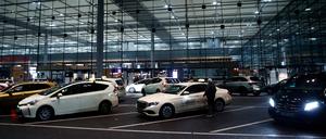 Taxis stehen am Flughafen BER. Der Hauptstadtflughafen BER richtet nun auch für Fahrdienstvermittler wie Uber, Bolt und Freenow Abholzonen ein. 