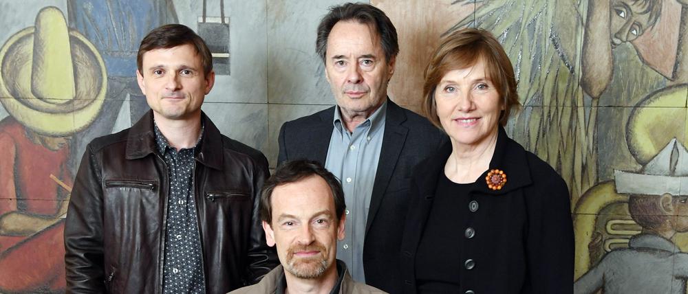 Die Schauspieler Florian Lukas (l-r), Jörg Hartmann, Uwe Kockisch und Ruth Reinecke am Set der vierten Staffel der ARD-Fernsehserie „Weissensee“.